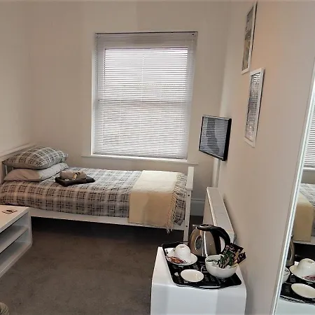 לינה וארוחת בוקר Holiday Ensuite Rooms, For 2, For 6 סילות'