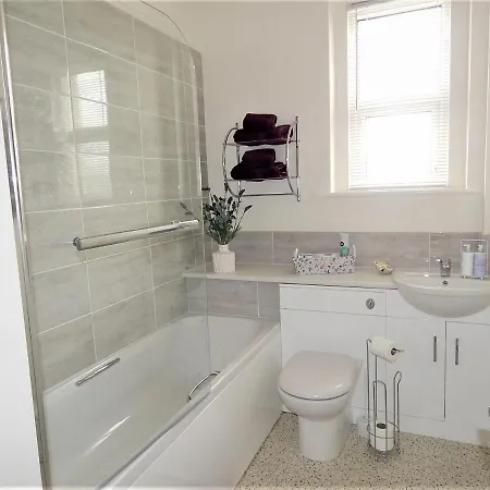 Holiday Ensuite Rooms, For 2, For 6 לינה וארוחת בוקר