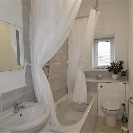 לינה וארוחת בוקר Holiday Ensuite Rooms, For 2, For 6 סילות'