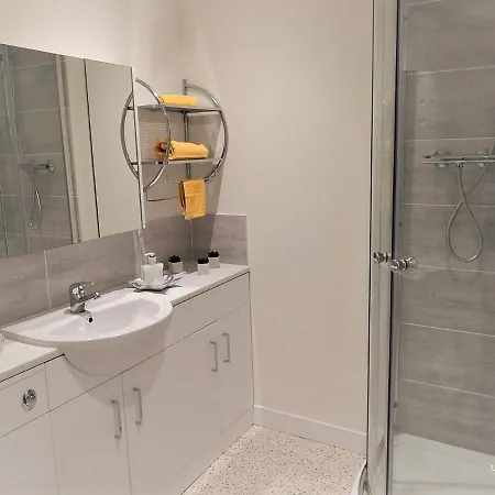Holiday Ensuite Rooms, For 2, For 6 3* סילות'