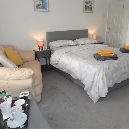 Holiday Ensuite Rooms, For 2, For 6 לינה וארוחת בוקר סילות'