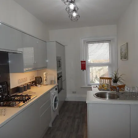 Holiday Ensuite Rooms, For 2, For 6 לינה וארוחת בוקר סילות'